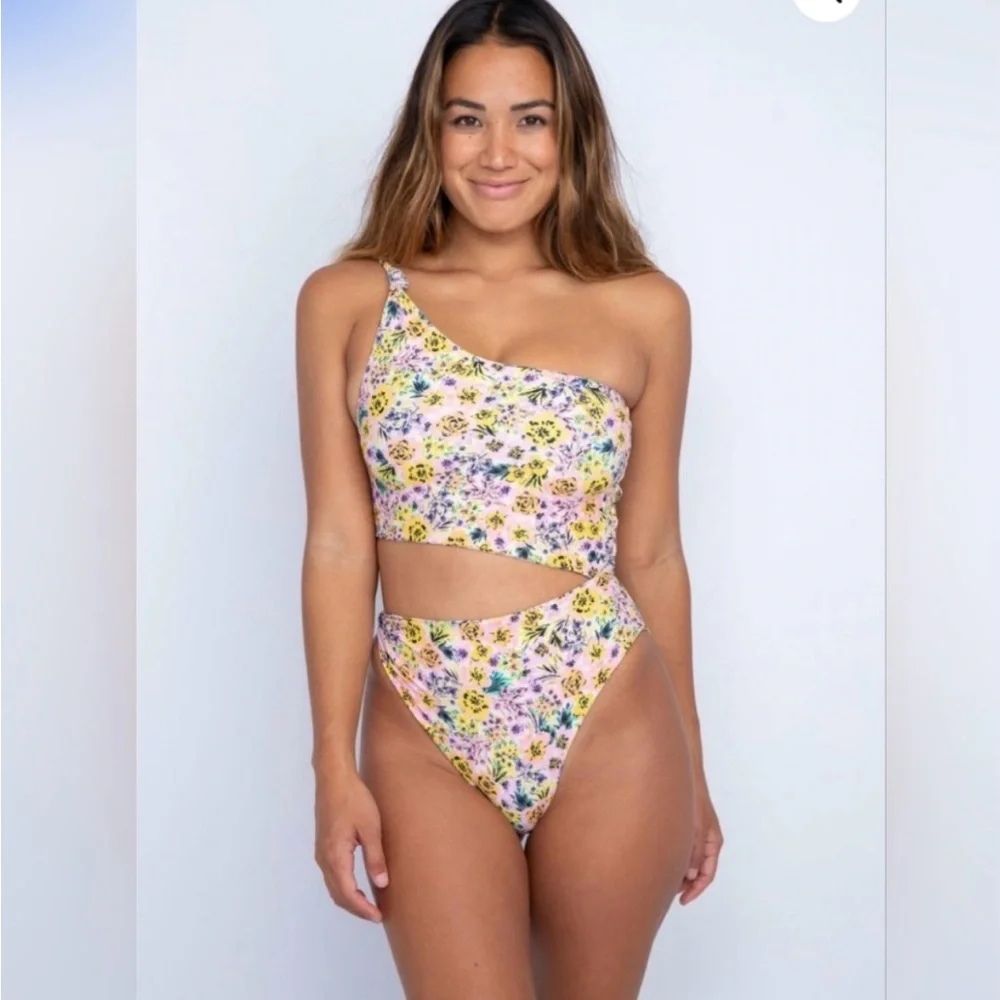 Skatie Nicole one piece - Picture 3 of 6